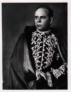 Marcello Piacentini穿着皇家皇家学院的制服。