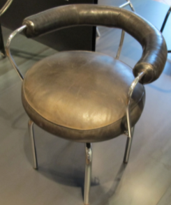 Siège pivotant (1927), Charlotte Perriand著。Musée des Arts Décoratifs,巴黎:带黄铜靠垫的细长金属椅子