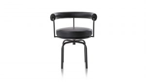 Siège Pivotant - LC7扶手椅:黑色软垫扶手椅，配有银色细金属臂和腿。