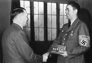 艾伯特·斯皮尔与阿道夫·Hitler: A photo of the two men shaking hands.
