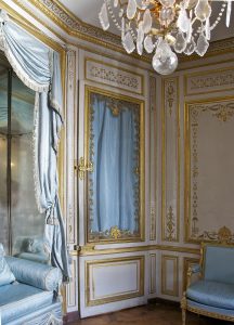 French Country Style Interior: A white room with gold and blue accents.