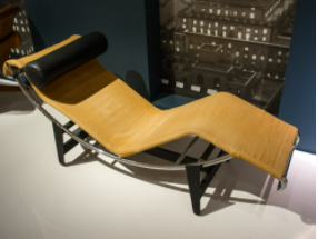 LC4 lounge: A yellow, large lounge chair with a black headrest.