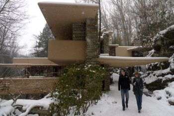 Photo of the Fallingwater House during Winter: the snow covers the structure.